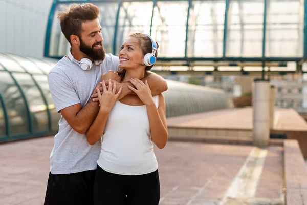 Πορτρέτο Των Νέων Fitness Άτομα Που Απολαμβάνουν Τον Αθλητισμό Και — Φωτογραφία Αρχείου