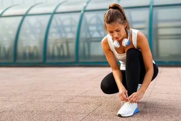 Genç Formda Bir Kadın Egzersiz Yapıyor Sağlıklı Yaşam Tarzının Tadını — Stok fotoğraf