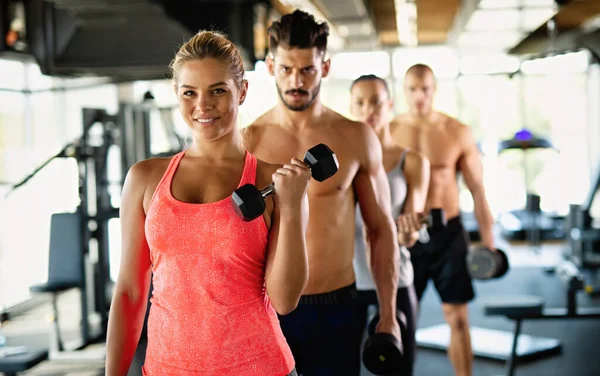 Grupo Jovens Felizes Encaixam Fazendo Exercícios Juntos Ginásio Esporte Conceito — Fotografia de Stock