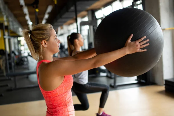 Formda Kız Spor Salonunda Fitness Topuyla Çalışıyor Spor Helath Insanları — Stok fotoğraf