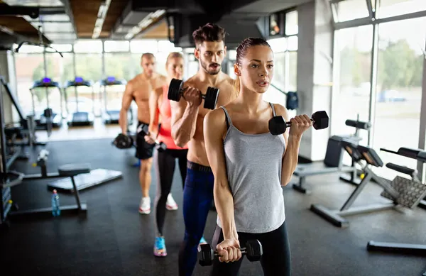 Spor Salonunda Egzersiz Yapan Bir Grup Mutlu Zinde Genç Insan — Stok fotoğraf