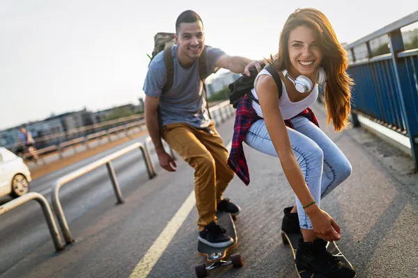 스케이트보드타고 야외에서 즐겁게 커플의 청소년들의 행복의 — 스톡 사진