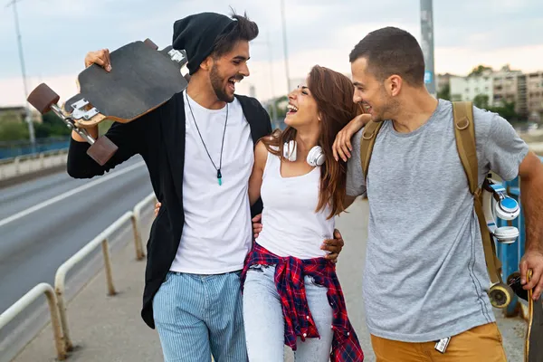 Grupo Amigos Felices Pasar Rato Juntos Disfrutar Monopatín Aire Libre — Foto de Stock