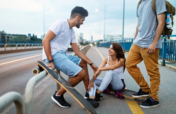 친구들이 야외에서 스케이트 보드를 즐긴다 — 스톡 사진