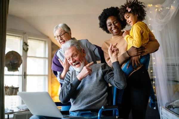 Família Multigeração Feliz Reunindo Torno Notebbok Divertindo Durante Uma Chamada — Fotografia de Stock