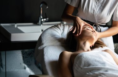 Rahatlatıcı kadın masaj terapisi görüyor.