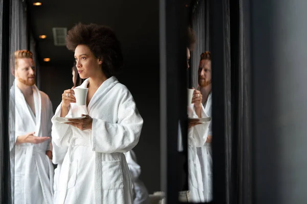 健康スパでコーヒーを飲む美しい若い黒人女性の肖像 — ストック写真