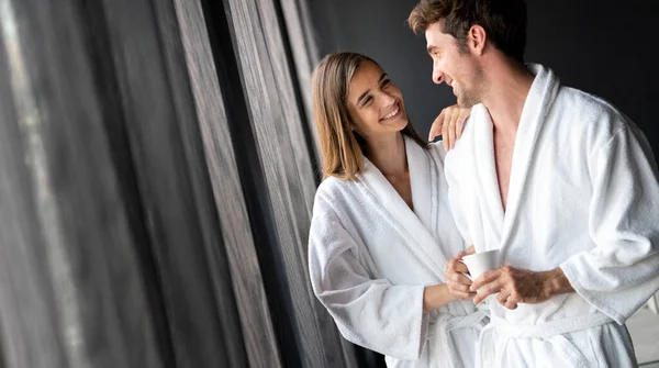 Casal Apaixonado Desfrutando Bem Estar Fim Semana Relaxante — Fotografia de Stock