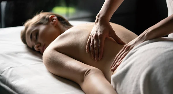 Ontspannende Vrouw Met Massage Therapie Spa Salon — Stockfoto