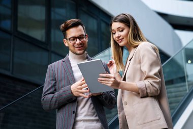 Başarılı genç iş adamları, tasarımcılar dışarıda birlikte çalışmaktan zevk alıyorlar. İş adamları teknoloji kavramı