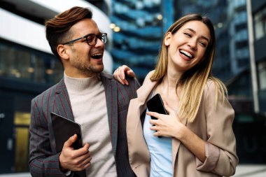 Dijital tablet kullanarak sosyal medya stratejisi üzerinde çalışan iki yaratıcı iş adamı. İş adamları konsept çalışır