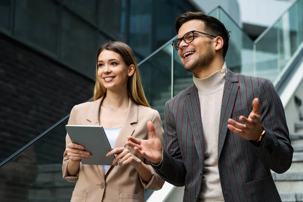 Succesvolle Jonge Zakenmensen Ontwerper Die Graag Buiten Samenwerkt Bedrijfspersoneel Tecgnologie — Stockfoto