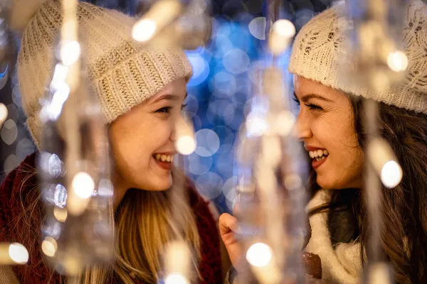 Щасливі Молоді Жінки Друзі Розважаються Насолоджуючись Миттєвими Моментами Разом Різдвяному — стокове фото