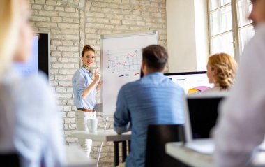 İş eğitimi sırasında çok ırklı iş adamlarından oluşan bir grup. İş eğitimi takım çalışması kavramı