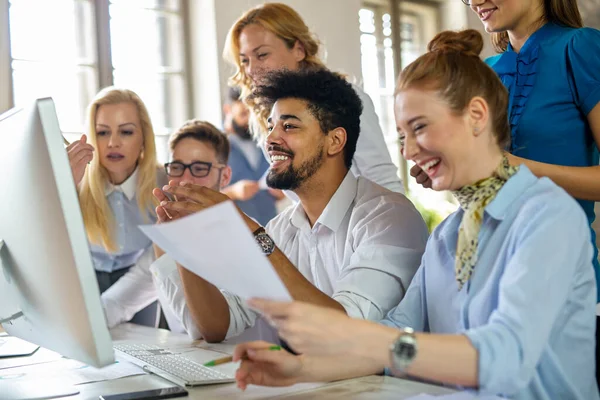 Grupo Empresarios Multiétnicos Felices Que Cooperan Trabajando Reunión Oficina Corporativa — Foto de Stock