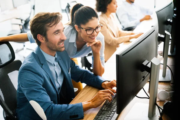 Grupo Empresarios Diversos Que Trabajan Oficina Moderna Ocupada — Foto de Stock