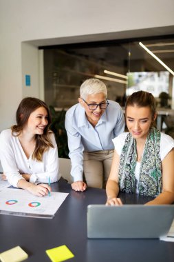 Yazılım geliştirme ve tasarım ofisinde bir araya gelen bir grup iş adamı
