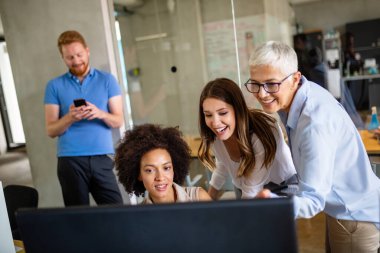 Bir grup mutlu çoklu etnik başarı sahibi iş adamı şirket ofisinde çalışıyor ve beyin fırtınası yapıyor. Takım çalışması mimarlık ajansı konsepti