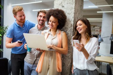 Bir yazılım geliştirme şirketinde çalışan bir grup mutlu programcı. İş teknolojisi mutlu insanlar konsepti