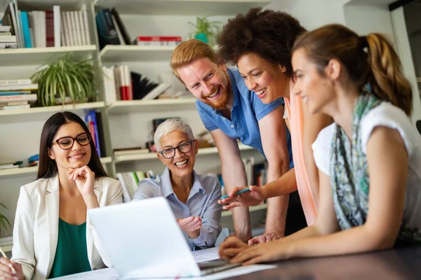 Grupo Empresários Multiétnicos Felizes Bem Sucedidos Que Trabalham Como Uma — Fotografia de Stock