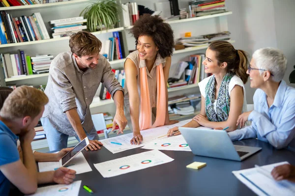 Grupo Empresários Felizes Discutindo Trabalhando Juntos Durante Uma Reunião Escritório — Fotografia de Stock