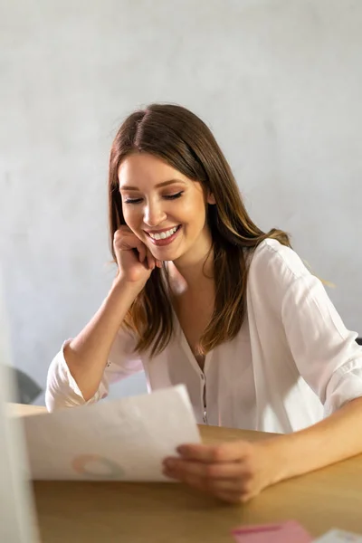 Retrato Mulher Negócios Sorridente Feliz Trabalhando Escritório Casa Pessoas Negócios — Fotografia de Stock