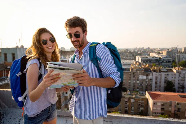 Viajes Vacaciones Concepto Turismo Sonriente Pareja Joven Divirtiéndose Disfrutando Las —  Fotos de Stock