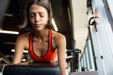 Spor salonundaki çekici fit kadın egzersizinin yakın çekimi