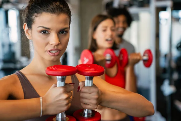 Ομάδα Κατάλληλων Ατόμων Στο Γυμναστήριο Άσκηση Για Παραμείνουν Υγιείς — Φωτογραφία Αρχείου