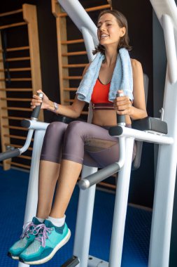 Sağlıklı kalmak için spor salonunda egzersiz yapan güzel bir kadının portresi.