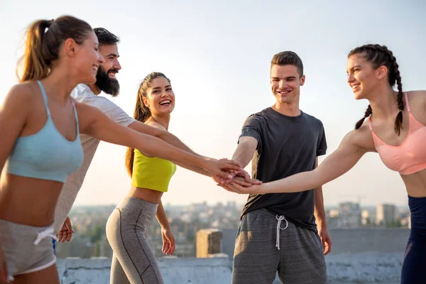 Grupo Personas Felices Forma Amigos Haciendo Ejercicio Juntos Aire Libre — Foto de Stock