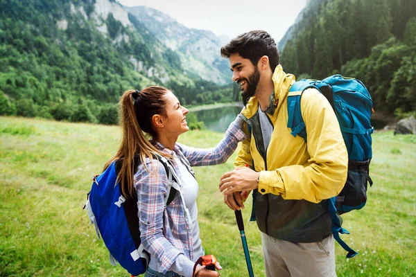 ハイキング旅行で屋外で笑顔幸せなカップル 若い白人のカップルが自然を楽しむ — ストック写真
