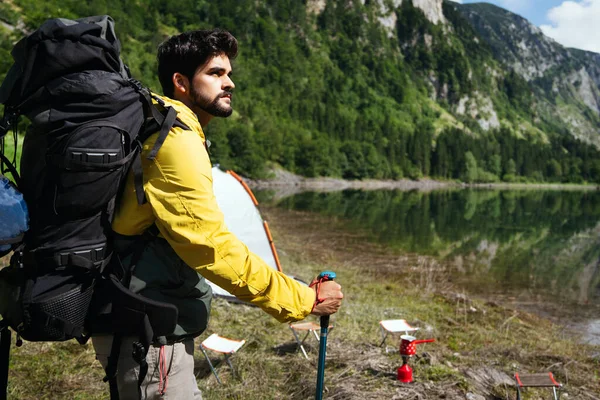 Uomo Felice Che Viaggia Con Zaino Escursioni Montagna — Foto Stock