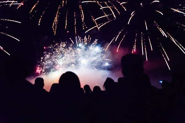 Multidão Assistindo Fogos Artifício Celebrando Ano Novo — Fotografia de Stock