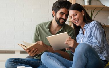 Birlikte zaman geçireceğiz. Mutlu güzel çift hafta sonunu evde birlikte geçirip, rahatlıyor ve birlikte vakit geçiriyorlar.