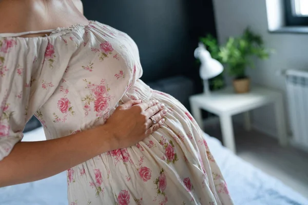 Изображение Беременной Женщины Касающейся Живота Руками Дома — стоковое фото