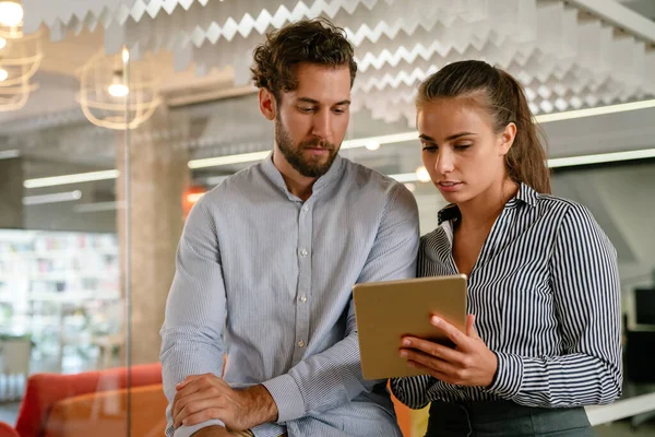 Porträt Eines Kreativen Geschäftsteams Das Zusammen Arbeitet Und Büro Lächelt — Stockfoto