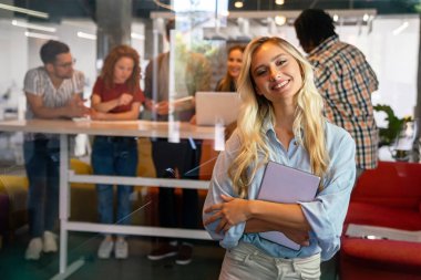 Girişimciler mimarlar iş adamları konferansı modern toplantı odasında