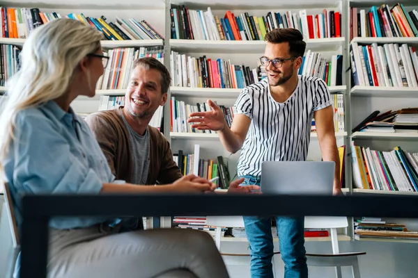 Grupp Framgångsrika Affärsmän Designers Som Arbetar Tillsammans Med Projekt Kontoret — Stockfoto