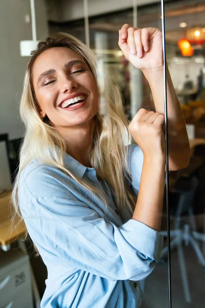 Портрет Счастливой Молодой Успешной Красивой Женщины Улыбающейся Люди Скучают Моде — стоковое фото