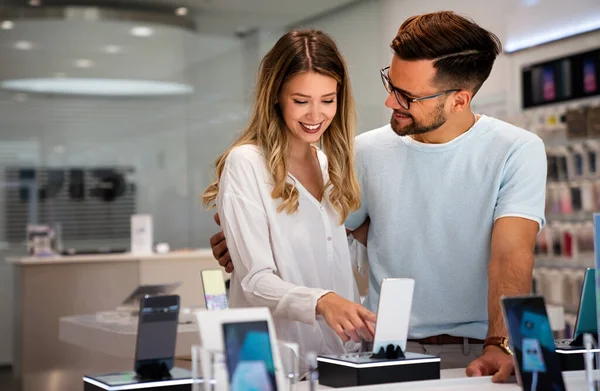 Tecnología Compras Concepto Dispositivo Digital Gadget Jóvenes Felices Comprando Nuevo — Foto de Stock