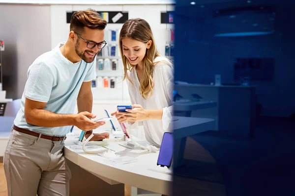Yeni bir dijital cihaz alıyorum. Mutlu çift mağazadan bir cep telefonu alıyor..
