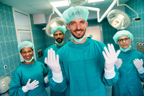 Equipo Cirujanos Quirófano Que Prepara Para Cirugía Hospital —  Fotos de Stock