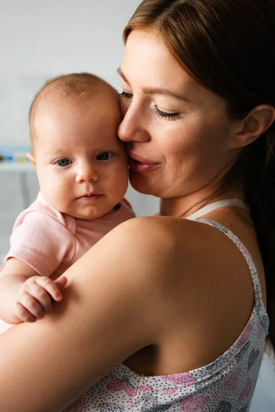 Felice Concetto Famiglia Allegra Madre Bambino Baciare Ridere Abbracciare — Foto Stock