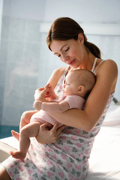 Neşeli Aile Kavramı Anne Bebek Öpüşüyor Gülüyor Sarılıyor — Stok fotoğraf