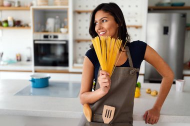 Mutfakta yemek yapan genç ve güzel bir kadın. Sağlıklı, organik, gıda insanları konsepti