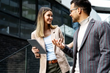 İki başarılı desinatör, iş adamları birlikte bir proje üzerinde çalışıyorlar.