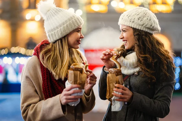 Щасливі Жінки Друзі Насолоджуються Разом Місті Різдвяними Прикрасами Відкритому Повітрі — стокове фото
