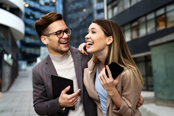 Jovens Empresários Bem Sucedidos Designers Que Gostam Trabalhar Juntos Livre — Fotografia de Stock