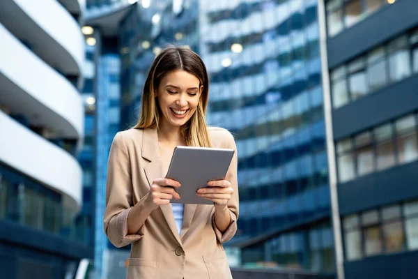 Binasının Önünde Dikilirken Dijital Tablet Kullanan Başarılı Çekici Bir Kadını — Stok fotoğraf